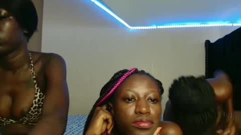 Snapshot of kimberly_chloe chatting on 11-19-25, 04:34 Kimberly online show from 11-19-25, 04:34