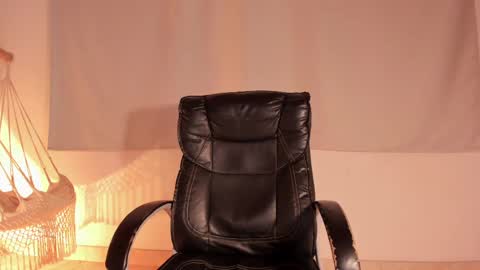 Snapshot of kimblair_ chatting on 02-23-25, 01:10 Kim online show from 02-23-25, 01:10