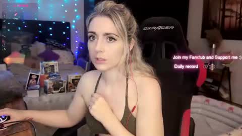 Snapshot of kimilee22 chatting on 07-18-26, 05:28 Wolfs Girl online show from 07-18-26, 05:28