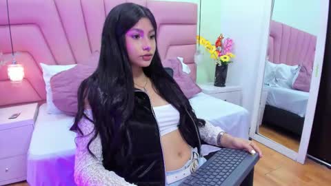 Snapshot of kimluna1 chatting on 12-22-25, 03:25 kimluna1 online show from 12-22-25, 03:25