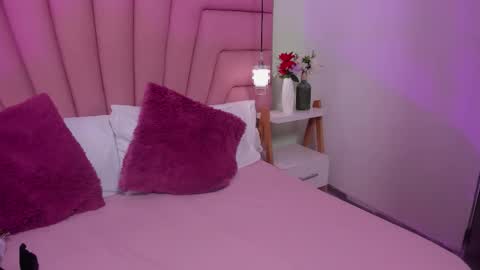 Snapshot of kimluna1 chatting on 02-15-26, 04:20 kimluna1 online show from 02-15-26, 04:20