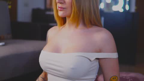 Snapshot of kimskye chatting on 01-10-25, 11:39 KimSkye online show from 01-10-25, 11:39