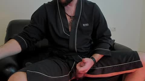 Snapshot of kingmallcom chatting on 12-15-24, 09:35 The King online show from 12-15-24, 09:35