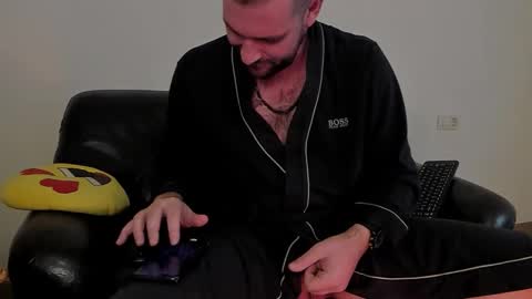 Snapshot of kingmallcom chatting on 10-20-25, 04:29 The King online show from 10-20-25, 04:29