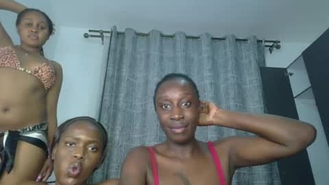 Snapshot of kinky_leila chatting on 06-19-26, 09:29 kinky_leila online show from 06-19-26, 09:29