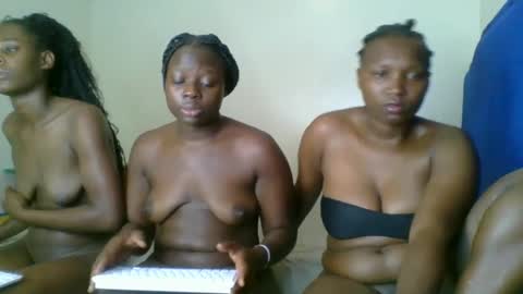 Snapshot of kinky_roey chatting on 02-20-25, 08:06 kinky_roey online show from 02-20-25, 08:06