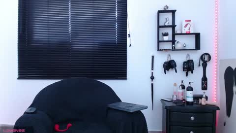 Snapshot of kinkyallisonsub chatting on 12-11-24, 05:37 Allison Diego online show from 12-11-24, 05:37