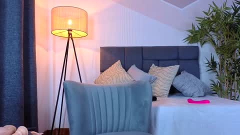 kinkyzoe20 online show from 11-03-25, 07:48