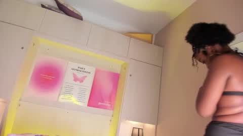 Snapshot of kiomarabaker chatting on 02-24-26, 12:03 M A R A online show from 02-24-26, 12:03