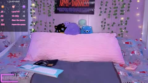 Snapshot of kira21_13 chatting on 12-22-25, 01:02 Kira21 13 online show from 12-22-25, 01:02