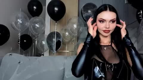 Snapshot of kira_mmr chatting on 10-31-25, 03:35 Kira and friends online show from 10-31-25, 03:35