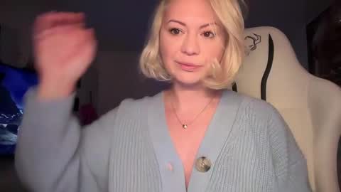 Snapshot of kiradivine chatting on 12-10-24, 01:00 KiraDivine online show from 12-10-24, 01:00