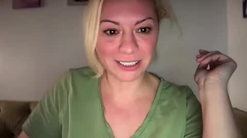 Snapshot of kiradivine chatting on 12-31-24, 08:02 KiraDivine online show from 12-31-24, 08:02