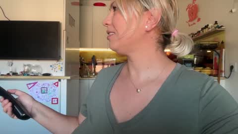 Snapshot of kiradivine chatting on 09-20-25, 09:43 KiraDivine online show from 09-20-25, 09:43