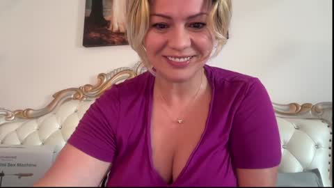 Snapshot of kiradivine chatting on 10-21-25, 01:23 KiraDivine online show from 10-21-25, 01:23