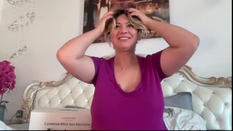 Snapshot of kiradivine chatting on 10-22-25, 12:16 KiraDivine online show from 10-22-25, 12:16