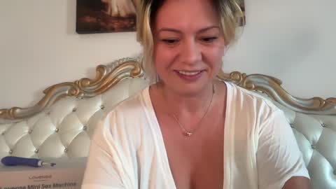 Snapshot of kiradivine chatting on 10-30-25, 01:45 KiraDivine online show from 10-30-25, 01:45