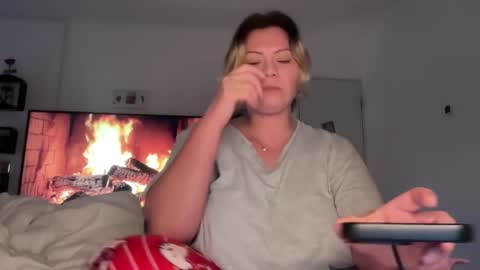 Snapshot of kiradivine chatting on 11-30-25, 02:10 KiraDivine online show from 11-30-25, 02:10