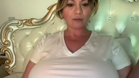 Snapshot of kiradivine chatting on 12-22-25, 02:25 KiraDivine online show from 12-22-25, 02:25