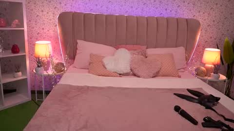 Snapshot of kiraroxx chatting on 09-13-25, 06:08 Kira online show from 09-13-25, 06:08