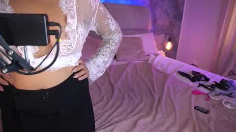 Snapshot of kiraroxx chatting on 09-28-25, 05:57 Kira online show from 09-28-25, 05:57