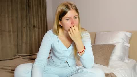 Snapshot of kirraa_ chatting on 11-14-25, 09:57 Kira online show from 11-14-25, 09:57