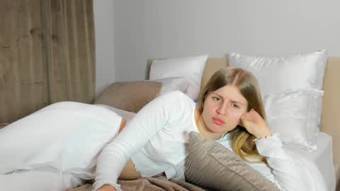 Snapshot of kirraa_ chatting on 11-28-25, 07:27 Kira online show from 11-28-25, 07:27