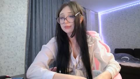 Snapshot of kirstievelasco chatting on 09-11-25, 07:14 Nicole online show from 09-11-25, 07:14