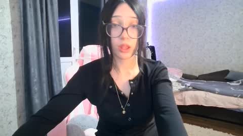 Snapshot of kirstievelasco chatting on 10-04-25, 06:28 Nicole online show from 10-04-25, 06:28