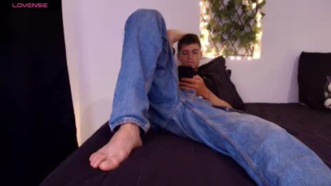 Snapshot of kisstarxxx chatting on 05-13-26, 05:38 Helena and Brad online show from 05-13-26, 05:38