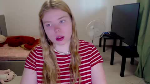 Snapshot of kitten_jenny01 chatting on 05-11-26, 03:45 Jennyblonde and Emmabrunette online show from 05-11-26, 03:45