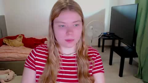 Snapshot of kitten_jenny01 chatting on 05-11-26, 02:45 Jennyblonde and Emmabrunette online show from 05-11-26, 02:45
