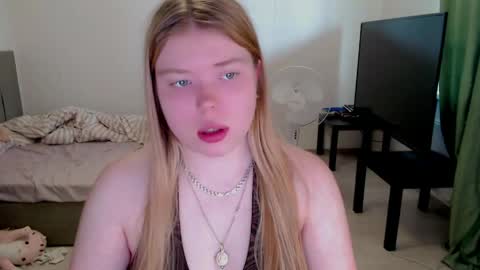 Snapshot of kitten_jenny01 chatting on 05-27-26, 01:30 Jennyblonde and Emmabrunette online show from 05-27-26, 01:30