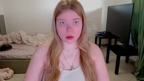 Snapshot of kitten_jenny01 chatting on 05-31-26, 01:18 Jennyblonde and Emmabrunette online show from 05-31-26, 01:18