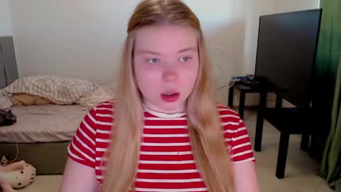 Snapshot of kitten_jenny01 chatting on 06-07-26, 05:16 Jennyblonde and Emmabrunette online show from 06-07-26, 05:16