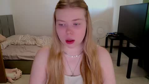 Snapshot of kitten_jenny01 chatting on 06-10-26, 03:55 Jennyblonde and Emmabrunette online show from 06-10-26, 03:55