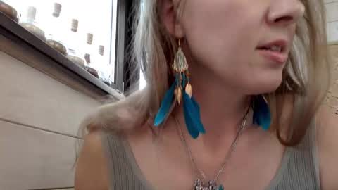 Snapshot of kittenger chatting on 05-08-26, 03:39 Viki online show from 05-08-26, 03:39