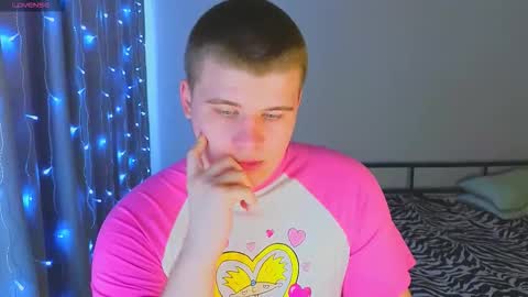 Snapshot of kittenmur chatting on 12-21-25, 05:03 Vlad online show from 12-21-25, 05:03