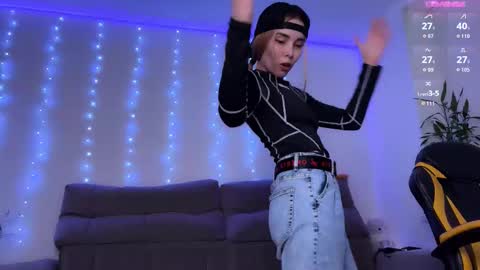 Snapshot of kittie_bear chatting on 02-11-26, 01:05 Veronica online show from 02-11-26, 01:05