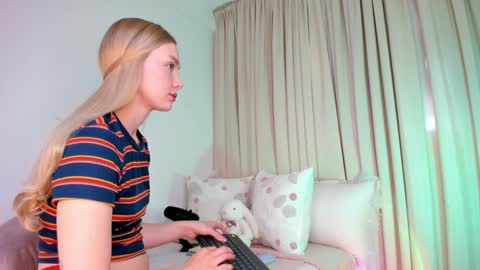 sophie online show from 11-03-25, 03:57