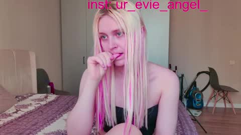 Evelyn online show from 04-13-26, 12:21