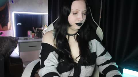 Snapshot of kitty_goth chatting on 06-19-26, 10:13 Hey Im Ellie if you like me and like my show give me a thumbs up hehe online show from 06-19-26, 10:13