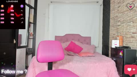 Snapshot of kittyqueen01 chatting on 12-18-24, 06:43 Tatiana Guerrero online show from 12-18-24, 06:43