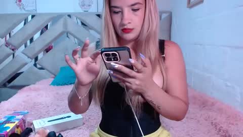 Snapshot of kittyzevee_ chatting on 02-24-25, 12:20 kittyzevee_ online show from 02-24-25, 12:20