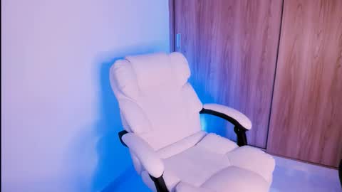 Snapshot of kiwi____ chatting on 03-08-26, 02:04 Little piece of fruit online show from 03-08-26, 02:04