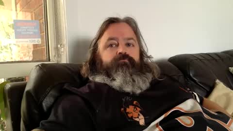 Kiwiabroad online show from 12-22-25, 01:24