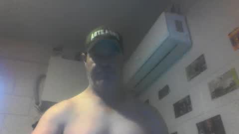 Snapshot of kiwiguy19773 chatting on 04-12-26, 01:32 kiwiguy19773 online show from 04-12-26, 01:32