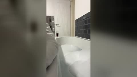 Snapshot of kjj1990 chatting on 03-19-26, 01:20 kjj1990 online show from 03-19-26, 01:20