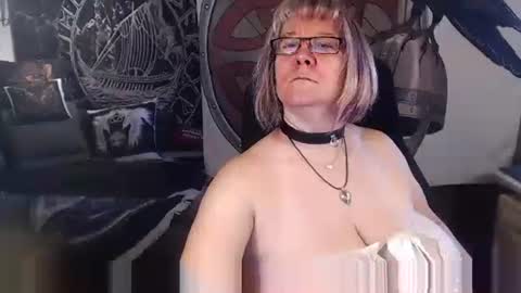 Snapshot of kleiner_teufel chatting on 10-09-25, 06:55 Michelle online show from 10-09-25, 06:55