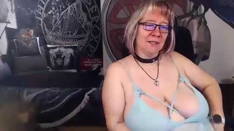 Snapshot of kleiner_teufel chatting on 10-22-25, 06:24 Michelle online show from 10-22-25, 06:24